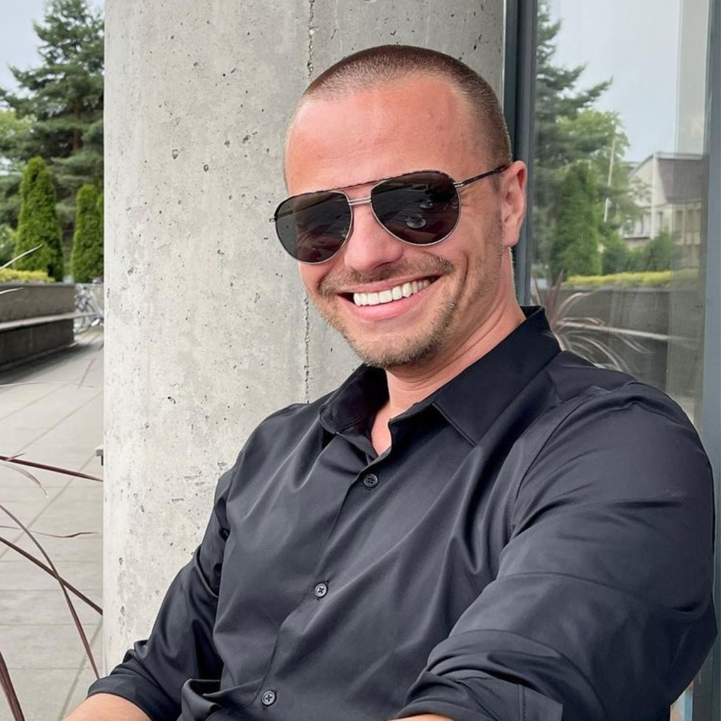 Hakiel nosi to zamiast T-shirtu. Fani komentują: „Przystojniaczek”
